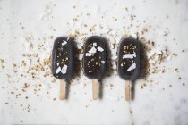 Verschiedene Schokoladeneis Eis Eis Eis Eis mit Toppings auf Marmoroberfläche bedeckt — Stockfoto