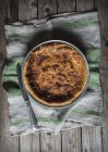 Hüttenkäse gebackener Pudding serviert auf Teller auf Handtuch gegen Holztisch — Stockfoto
