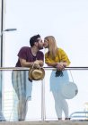 Giovane elegante giovane coppia baciare sul ponte in città — Foto stock