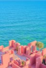 Caratteristico labirinto di mura e mare azzurro nella luminosa giornata di sole — Foto stock