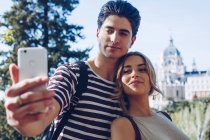 Junger schöner Mann macht Selfie mit Freundin im schönen Garten — Stockfoto