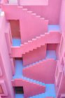 Traditionelle Konstruktion in kräftiger rosa Farbe mit blauer Treppe — Stockfoto