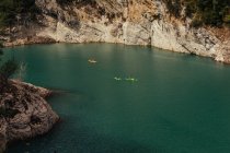 Persone irriconoscibili in kayak in mezzo al fiume — Foto stock