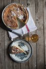 Du dessus fromage cottage au four pudding servi sur une assiette vintage et serviette contre table en bois — Photo de stock