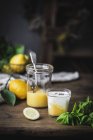 Vaso de yogur casero y cuajada de limón en la superficie de madera - foto de stock