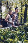 Attraktives junges Touristenpaar bewundert die Aussicht, während es im Park steht — Stockfoto