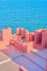 Malerisches Labyrinth aus Mauern und blauem Meer bei strahlendem Sonnenschein — Stockfoto