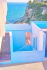 Paysage serein de labyrinthe pittoresque de murs et de mer bleue dans une journée ensoleillée — Photo de stock
