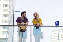 Stilvolles junges Paar schaut sich auf Brücke in der Stadt an — Stockfoto