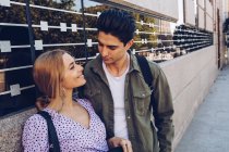 Junges fröhliches Paar in lässiger Kleidung beim Dating im Freien — Stockfoto