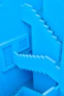 D'en haut de petits escaliers menant de haut en bas de couleur bleue — Photo de stock