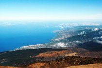 Повітряний вид на море і дику місцевість біля вулкана, розташованого на острові Тенерифе (Іспанія). — стокове фото