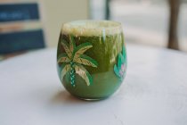 Bolha espumante saboroso smoothie verde perfumado em vidro na mesa de madeira — Fotografia de Stock