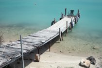 Spiaggia con molo distrutto abbandonato in acqua cristallina, Calcidica, Grecia — Foto stock