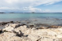 Vista pitoresca da ilha rochosa e fundo do mar no dia ensolarado de verão em Halkidiki, Grécia — Fotografia de Stock