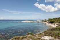 Vista pitoresca da ilha rochosa e fundo do mar no dia ensolarado de verão em Halkidiki, Grécia — Fotografia de Stock