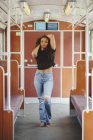 Allegro ispanico donna in treno auto a Berlino guardando la fotocamera — Foto stock