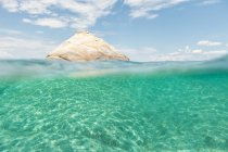 Pintoresca formación rocosa blanca cubierta con agua cristalina de mar en el sol brillante, Halkidiki, Grecia - foto de stock