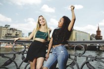 Giovani belle donne allegre divertirsi sul fiume Berlino il giorno d'estate — Foto stock