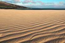 Paysage pittoresque de plage de sable ondulé texturé du littoral éloigné de Tarifa, Espagne — Photo de stock