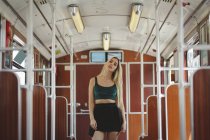 Giovane donna bionda in piedi in treno auto a Berlino — Foto stock