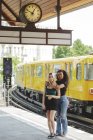 Lindas mulheres jovens em pé na plataforma de trem no dia de verão em Berlim olhando para a câmera — Fotografia de Stock