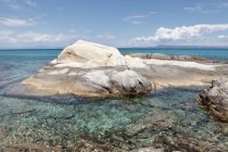Formação rochosa branca pitoresca coberta com água cristalina do mar em sol brilhante, Halkidiki, Grécia — Fotografia de Stock