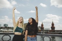 Jovens belas mulheres alegres se divertindo no rio Berlim no dia de verão — Fotografia de Stock