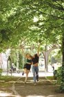Веселые женщины идут по зеленой летней улице в Берлине в солнечный день — стоковое фото