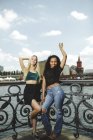 Junge schöne, fröhliche Frauen amüsieren sich an einem Sommertag auf dem Berliner Fluss — Stockfoto