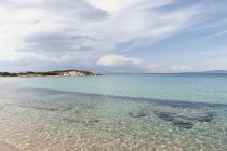 Malerischer Blick auf felsige Insel und Meeresboden an einem sonnigen Sommertag in Chalkidiki, Griechenland — Stockfoto