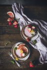 Вид зверху на смачну полуницю і цитрусові торти, подані на декорованому дерев'яному столі — стокове фото
