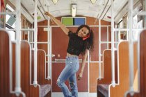 Fröhliche hispanische Frau in Berliner Eisenbahnwaggon blickt in die Kamera — Stockfoto