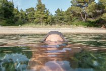 Testa de nadador totalmente submerso na água em dia ensolarado, Halkidiki, Grécia — Fotografia de Stock