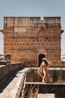 Stilvolle Frau auf alter Brücke — Stockfoto