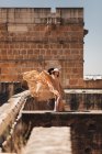 Стильна жінка на старому мосту — стокове фото