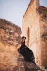 Schöne Frau in den Ruinen des alten Schlosses — Stockfoto