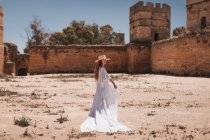 Чудова жінка стоїть біля зруйнованого замку — стокове фото