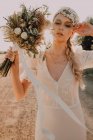 Mujer en vestido con ramo de flores - foto de stock