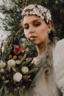 Donna in abito con mazzo di fiori — Foto stock