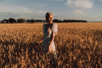 Woman in middle of wheat field — Stock Photo