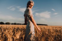 Donna in mezzo al campo di grano — Foto stock