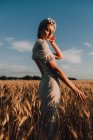 Femme au milieu du champ de blé — Photo de stock