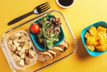 Contenitori in plastica con alimenti sani e forchetta nera — Foto stock