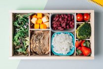 Lebensmittelbox mit Zutaten für die Ernährung per Copybook und Teller — Stockfoto
