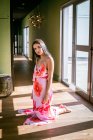 Stilvolle schöne junge Frau im Kleid posiert im Zimmer — Stockfoto