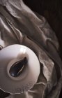 Свежий инжир в миске на деревянном столе из ткани — стоковое фото