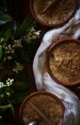 Fiori vicino a porridge saporito — Foto stock