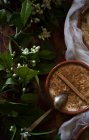 Fiori vicino a porridge saporito — Foto stock