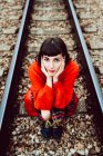 Frau sitzt auf Schwelle mitten in der Bahn — Stockfoto